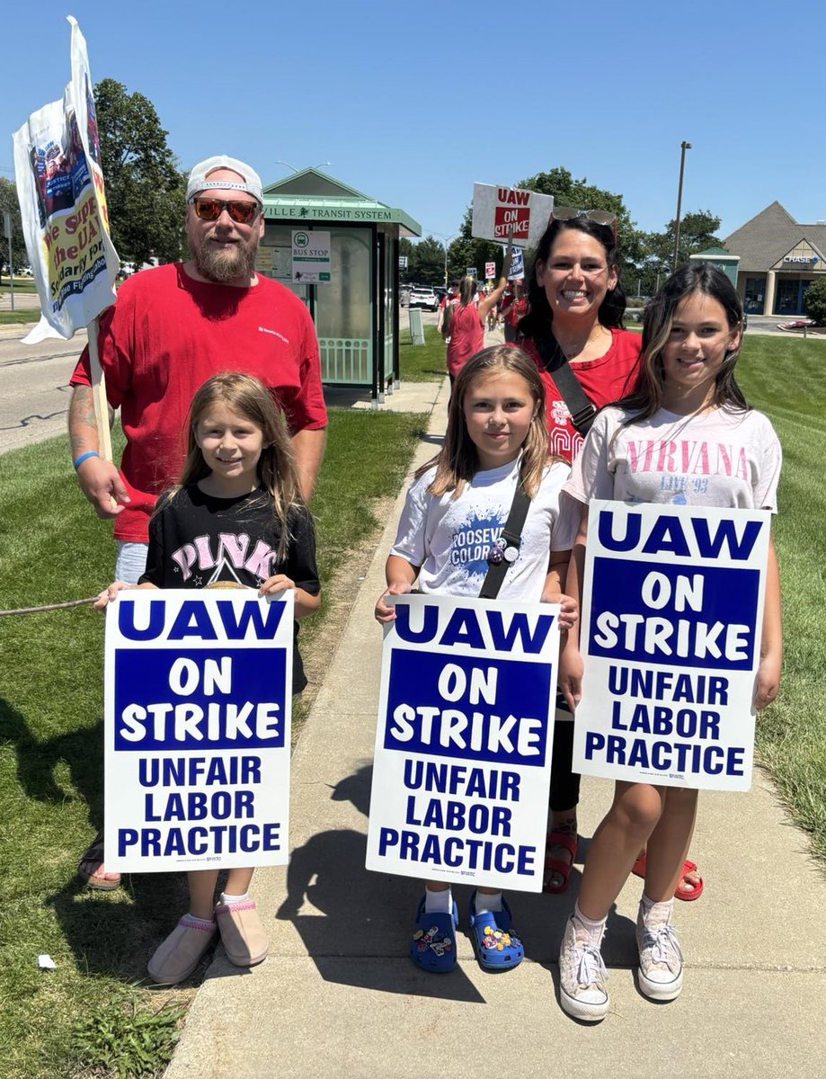 UAW Local 95 members have been on strike at Mercyhealth in Janesville, WI, for over three weeks, standing up for the strong wages, affordable healthcare, and safe work environment they deserve. 

👇To support them in their fight for a fair contract: ow.ly/Ai2B50Ww21n