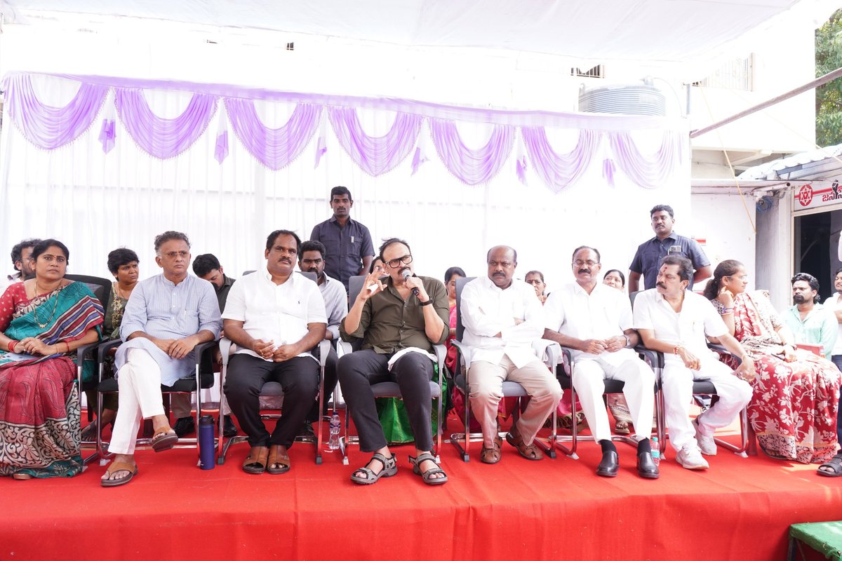 JanaSenaParty's tweet photo. జనసేన కోసం పని చేసే ప్రతీ కార్యకర్తకు సముచిత గౌరవం ఉంటుంది

కూటమి పరిపాలన పట్ల ప్రజల్లో చాలా సంతృప్తి ఉన్నది

శ్రీ @PawanKalyan గారి శాఖల ద్వారా రాష్ట్రానికి, ప్రభుత్వానికి గౌరవం పెరుగుతోంది

ఉత్తరాంధ్ర పర్యటనలో ఎమ్మెల్సీ, పార్టీ రాష్ట్ర ప్రధాన కార్యదర్శి శ్రీ @NagaBabuOffl గారు https://t.co/yVe20Adosj