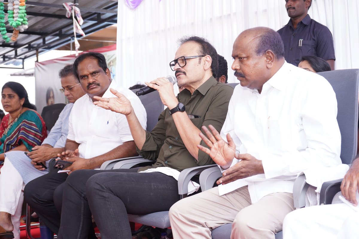 JanaSenaParty's tweet photo. జనసేన కోసం పని చేసే ప్రతీ కార్యకర్తకు సముచిత గౌరవం ఉంటుంది

కూటమి పరిపాలన పట్ల ప్రజల్లో చాలా సంతృప్తి ఉన్నది

శ్రీ @PawanKalyan గారి శాఖల ద్వారా రాష్ట్రానికి, ప్రభుత్వానికి గౌరవం పెరుగుతోంది

ఉత్తరాంధ్ర పర్యటనలో ఎమ్మెల్సీ, పార్టీ రాష్ట్ర ప్రధాన కార్యదర్శి శ్రీ @NagaBabuOffl గారు https://t.co/yVe20Adosj