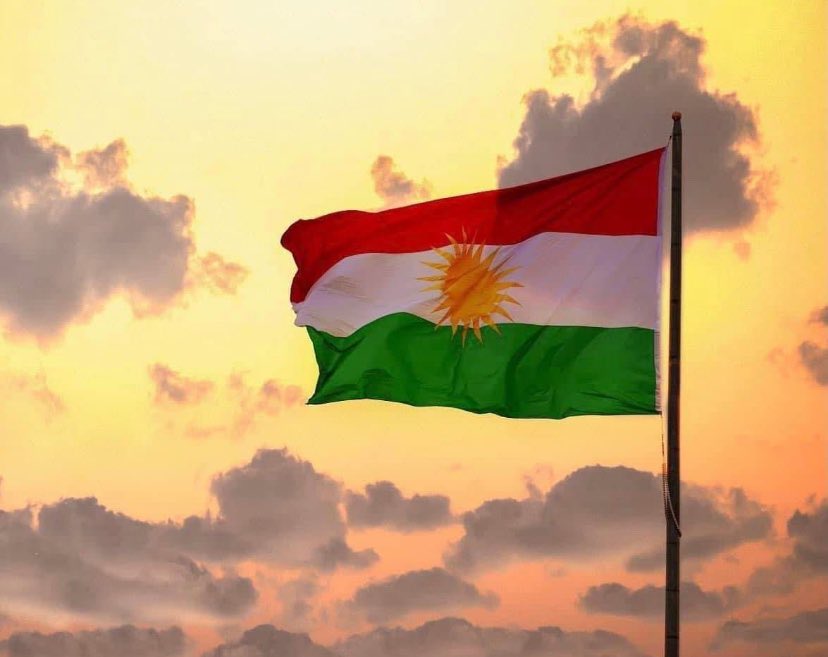 ShekhmousH's tweet image. ئاڵای ڕۆژ – ئاڵای كوردستان
ئاڵایەک تێدایە رووناکی و ڕۆژ
ڕەنگەکانت نیشانی خۆشی و ئۆمێد و سۆز
سۆرەکە خوێنی پێشمەرگەی دڵاوە
سەوزەکە خاکی باوانەی کورداوە
سپێیەکە ئاشتی و پاکی و ڕاستی
خۆرەکە ئاواتی نیشتمانی خەستی
دەرفەشی ئاوادان، نیشانی ئازادی
هەر لە سەر شاخەکان تافێت بە شادابی
Ala…