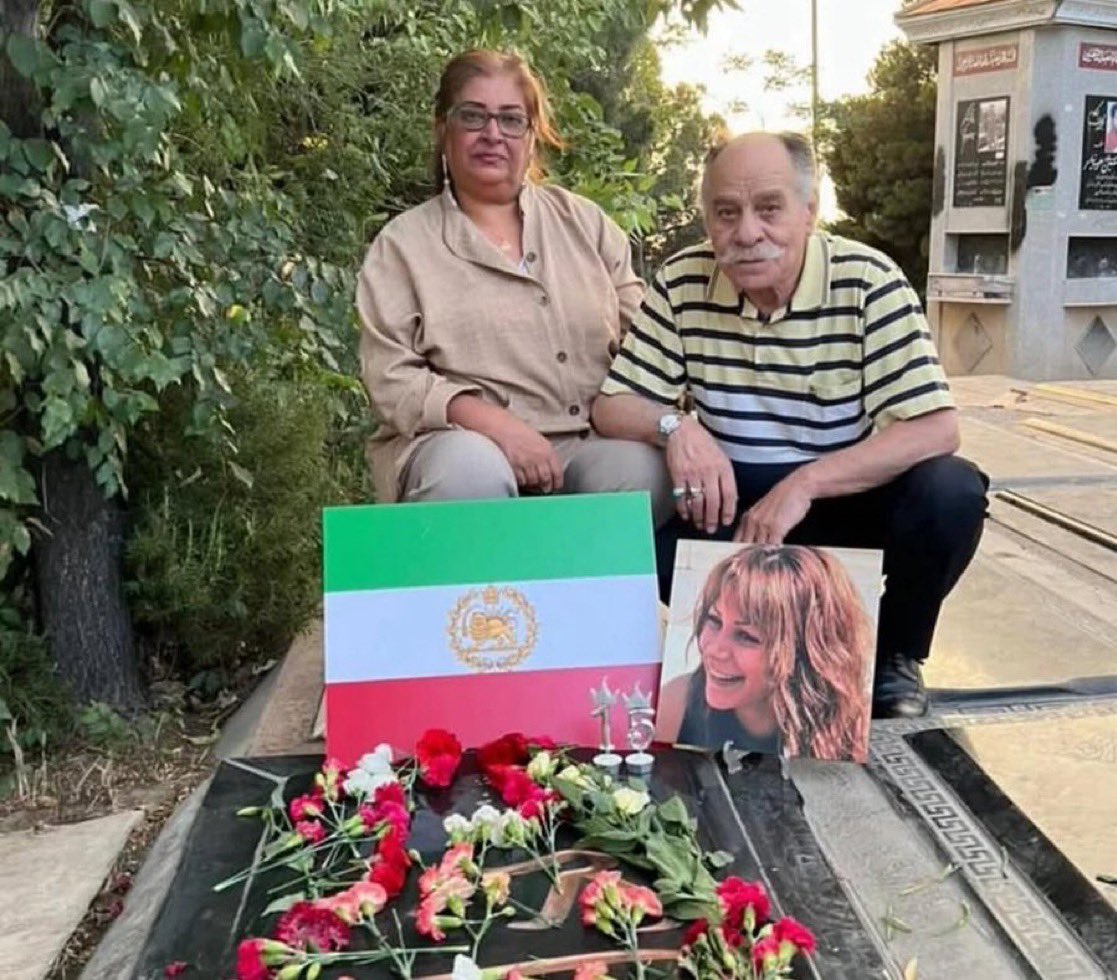 mazirazm's tweet image. از خاطرات ۸۸، این دو عزیز جان دل و پرچم شیر و خورشید برای #ما، دست بند سبز سیّدی و میرحسین موسوی برای شما!