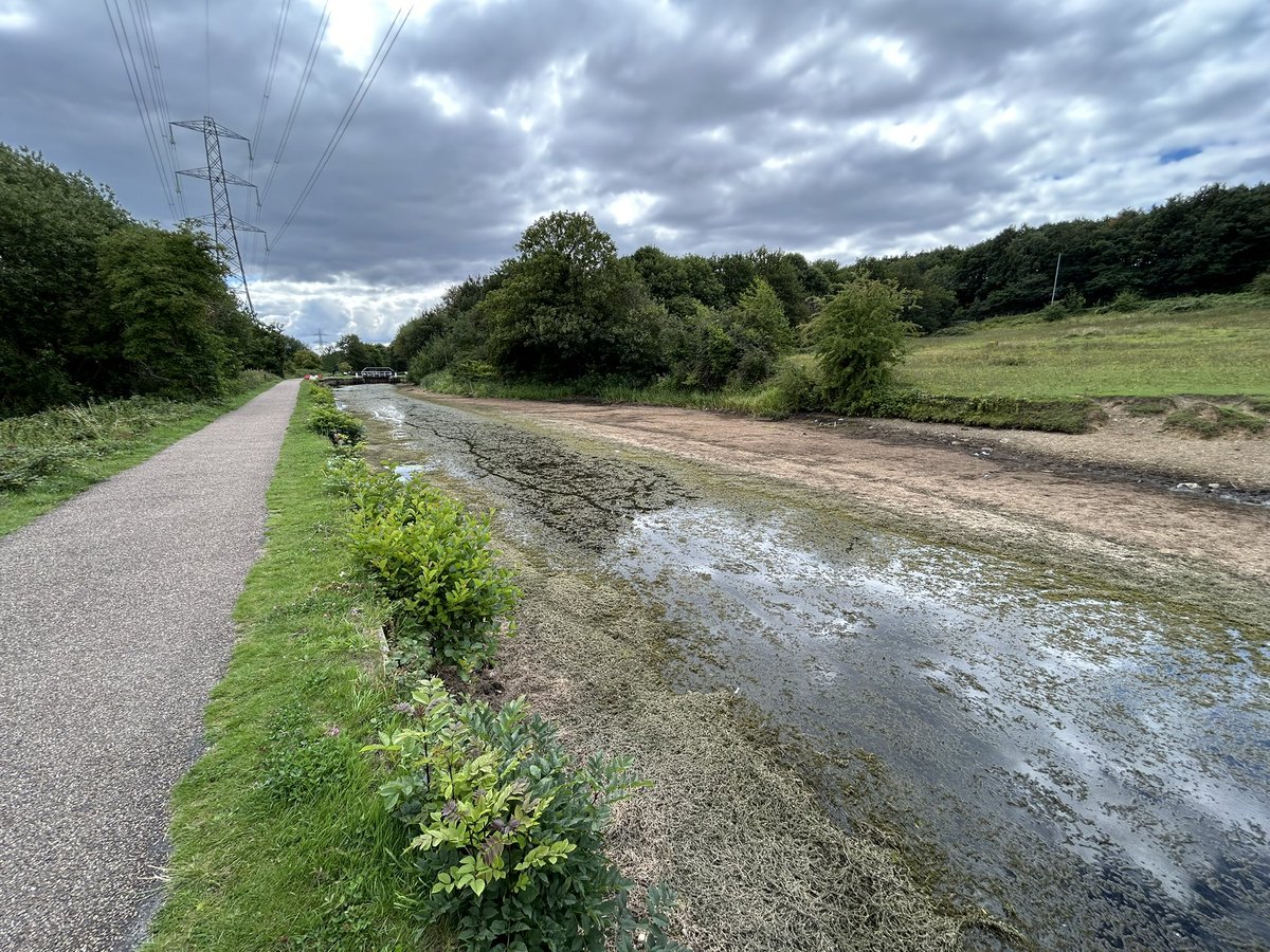 rodleylife's tweet photo. If you’ve been wondering why there are so few barges coming along the @CanalRiverTrust #leedsliverpool #rodley #farsley wonder no more.
Literally only 1 to 2 foot of water in some parts of out today. #impassable. https://t.co/nkMuDTpYSq