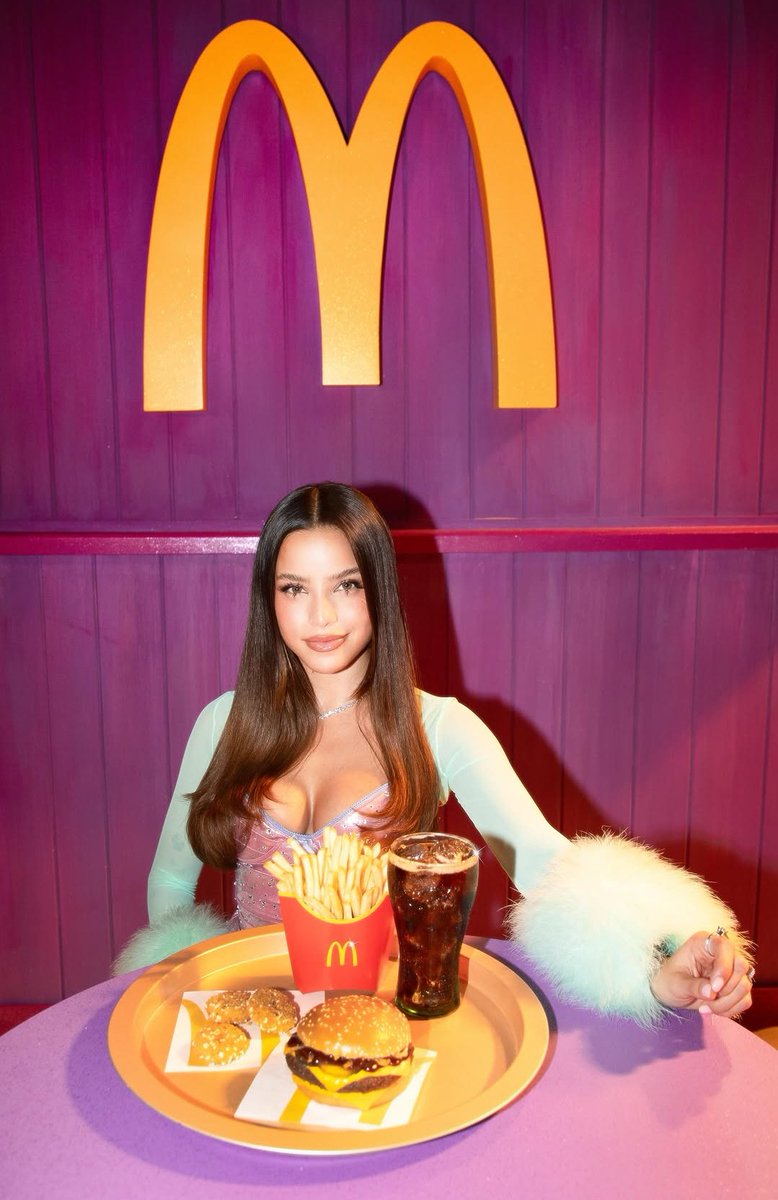 emupdate's tweet image. 📷 Emilia para Mc Donald&apos;s