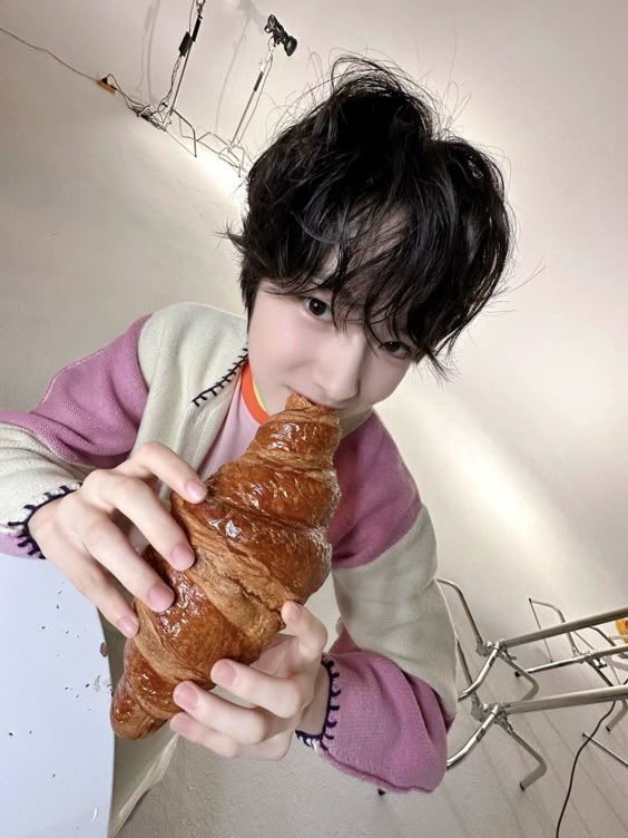 maikuyaa's tweet image. 유독 빵먹는 사진이 많은 아이돌