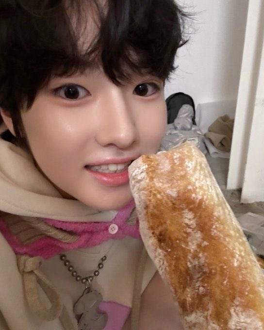 maikuyaa's tweet image. 유독 빵먹는 사진이 많은 아이돌