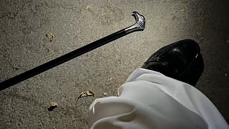 عن الكرامة قال بندر بن سرور :

ماني وأنا بندر بهيت ولد هيت 
هيت يجامل خمة يكرهونه 

من كثر ماجربت واقبلت واقفيت 
قوله هلا لمن لايودك مهونه