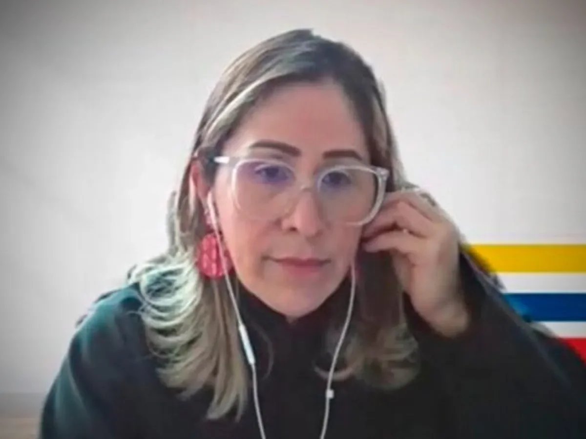 Uno no entiende que un fallo como el que está leyendo hace horas la jueza Sandra Heredia tenga más de mil páginas. Claro que tiene que considerar montañas de evidencia. Pero el fallo debe ser sencillo: inocente de esto, culpable de aquello. Y ya.