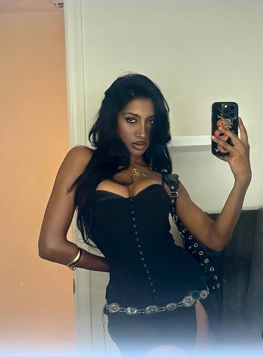 LaraRajHQ's tweet image. Why are you so hot lara raj ?? 🥵🔥