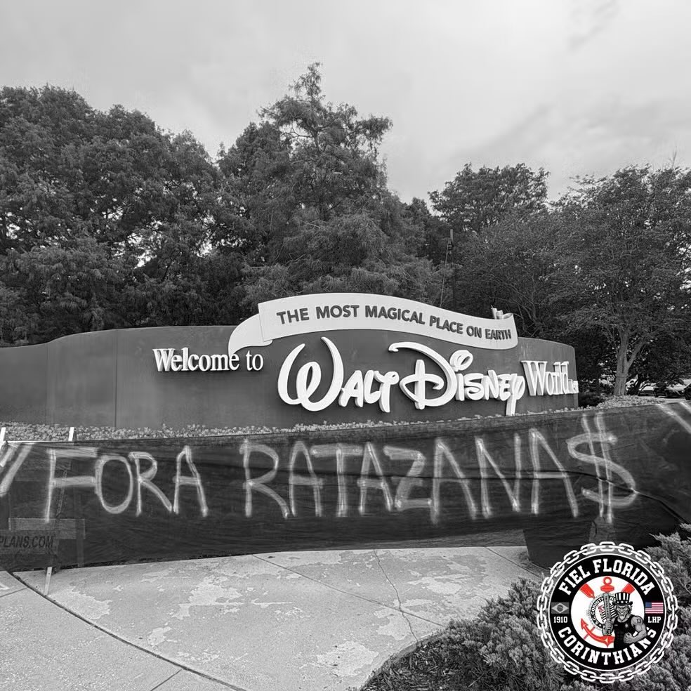 povotime1910's tweet image. As organizadas do Corinthians foram além, e os protestos contra gestões anteriores do clube foram realizados nos Estados Unidos, na Flórida, mais precisamente na entrada do Walt Disney World.

📸 [Divulgação]