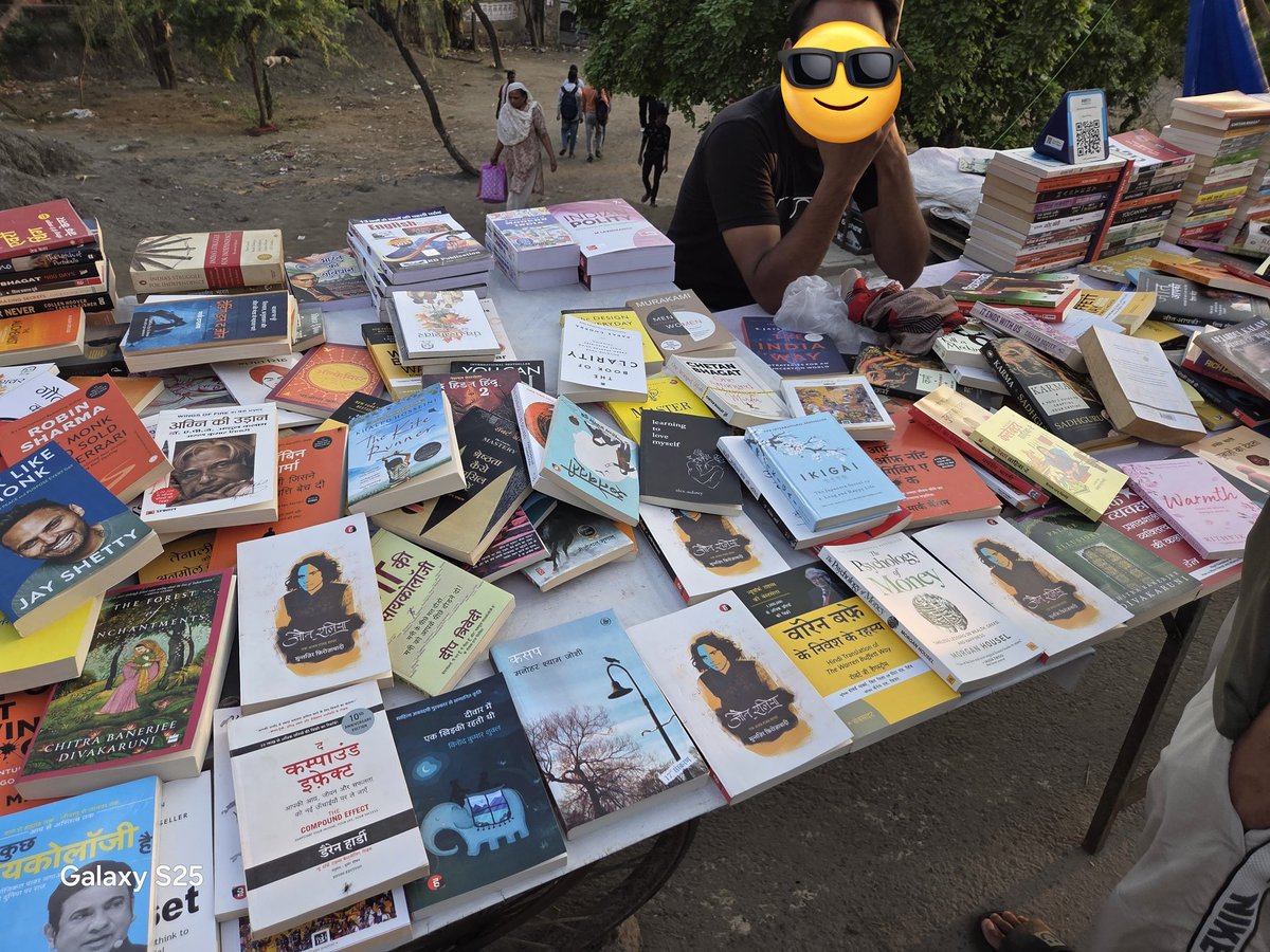 Tere_do_nainaaa's tweet image. मुखर्जी नगर वाला किताबी मेला!😌
 मात्र 100/- में!!📚 🤌✨