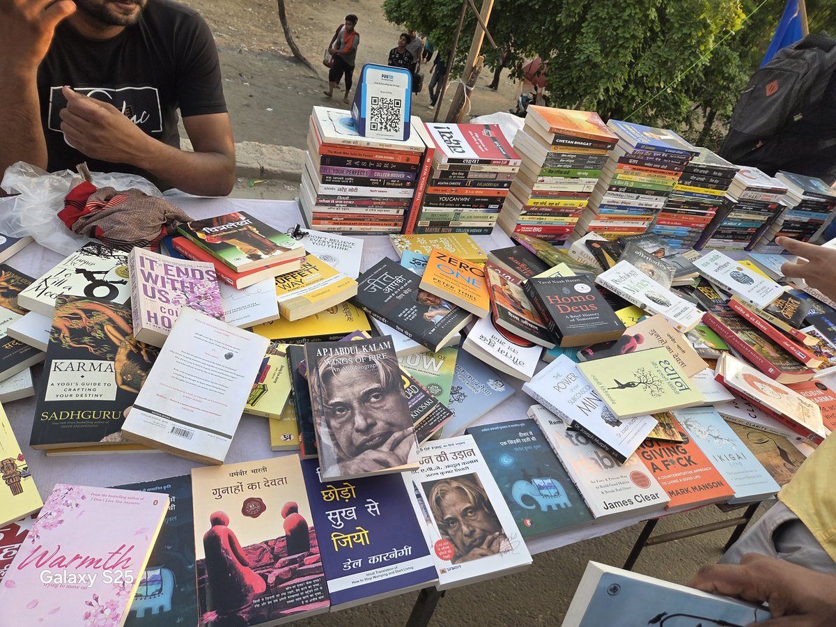 Tere_do_nainaaa's tweet image. मुखर्जी नगर वाला किताबी मेला!😌
 मात्र 100/- में!!📚 🤌✨