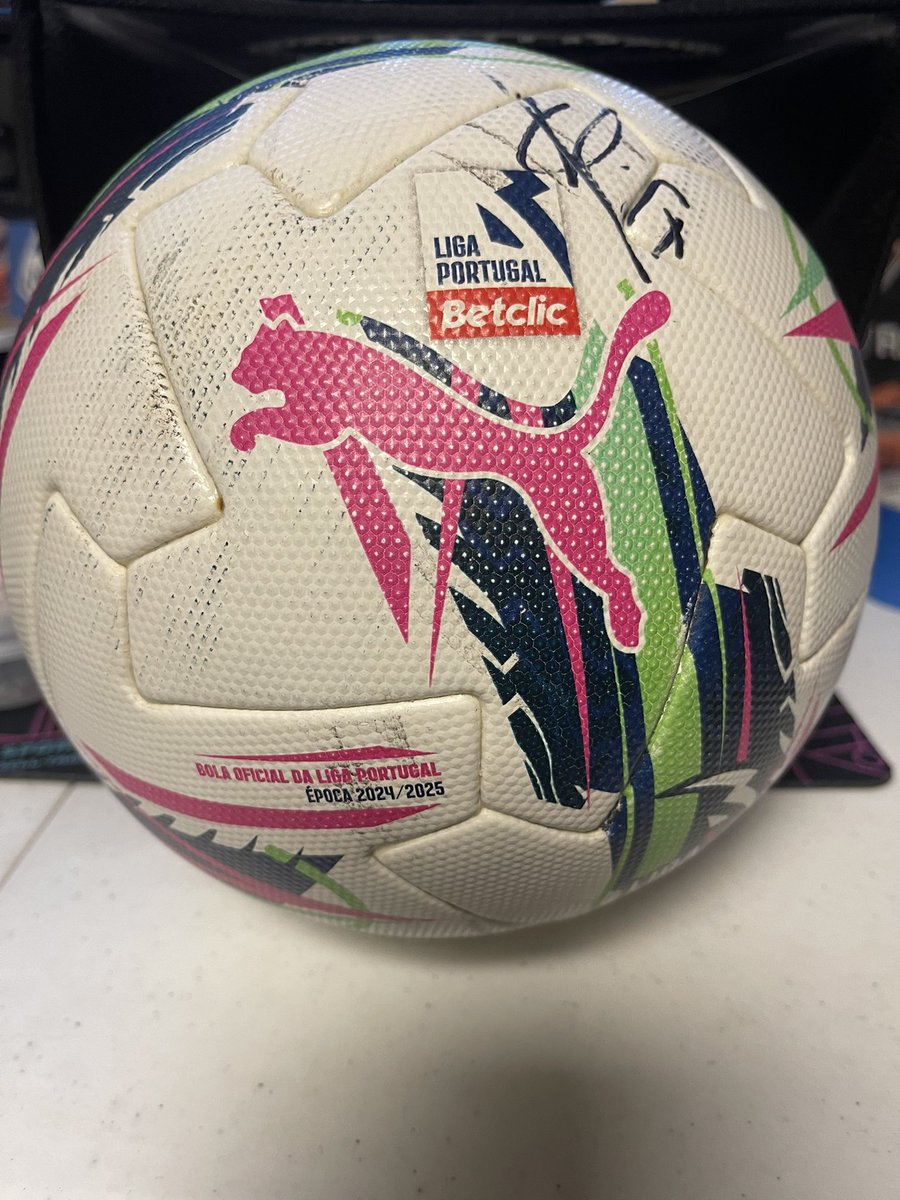 MartiniCards's tweet image. Geovany Quenda match signed/scored ball from the 63rd minute Sporting vs Famalicao! No idea what I’m going to do with this 🤣