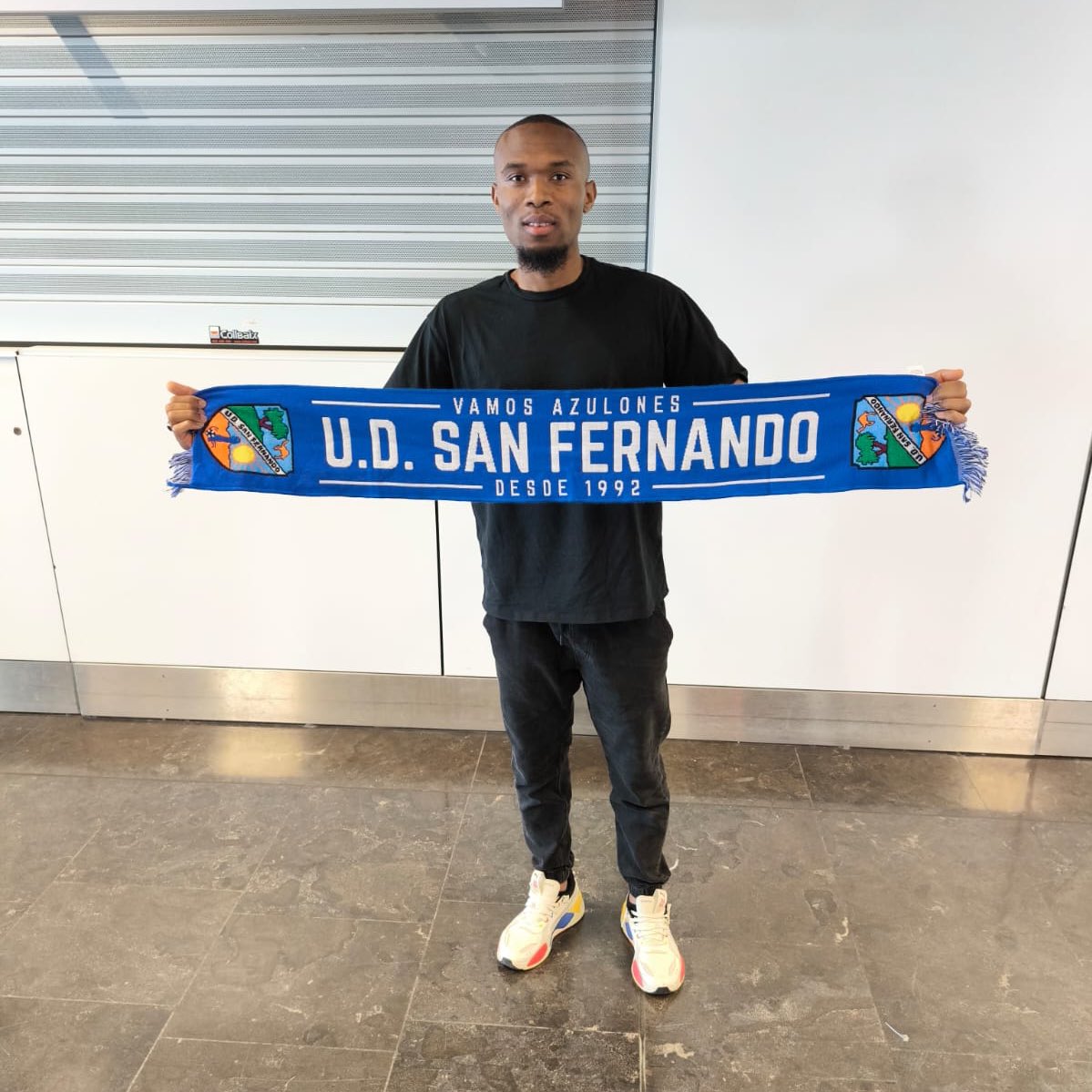 🛬 Ismael Traoré ya esta en Gran Canaria. 

El costamarfileño pone rumbo al sur de cara al primer entrenamiento de la temporada. 

#UDSanFernando