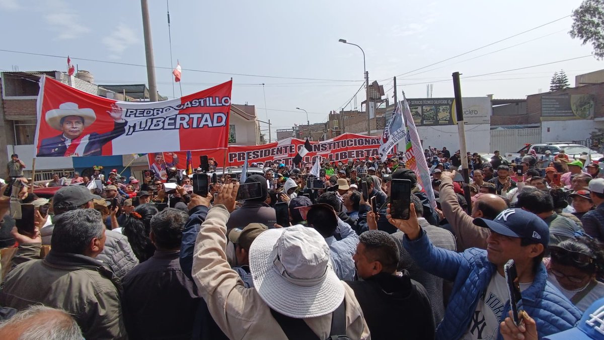 💥🇵🇪 ¡Estamos en Barbadillo!

✊🏽 APU está presente en Barbadillo, trinchera de lucha del presidente Pedro Castillo, presto a escuchar su mensaje al país. Esta dictadura no podrá borrar al presidente legítimo del pueblo. ¡Aquí está la militancia combativa, presente y vigilante!
