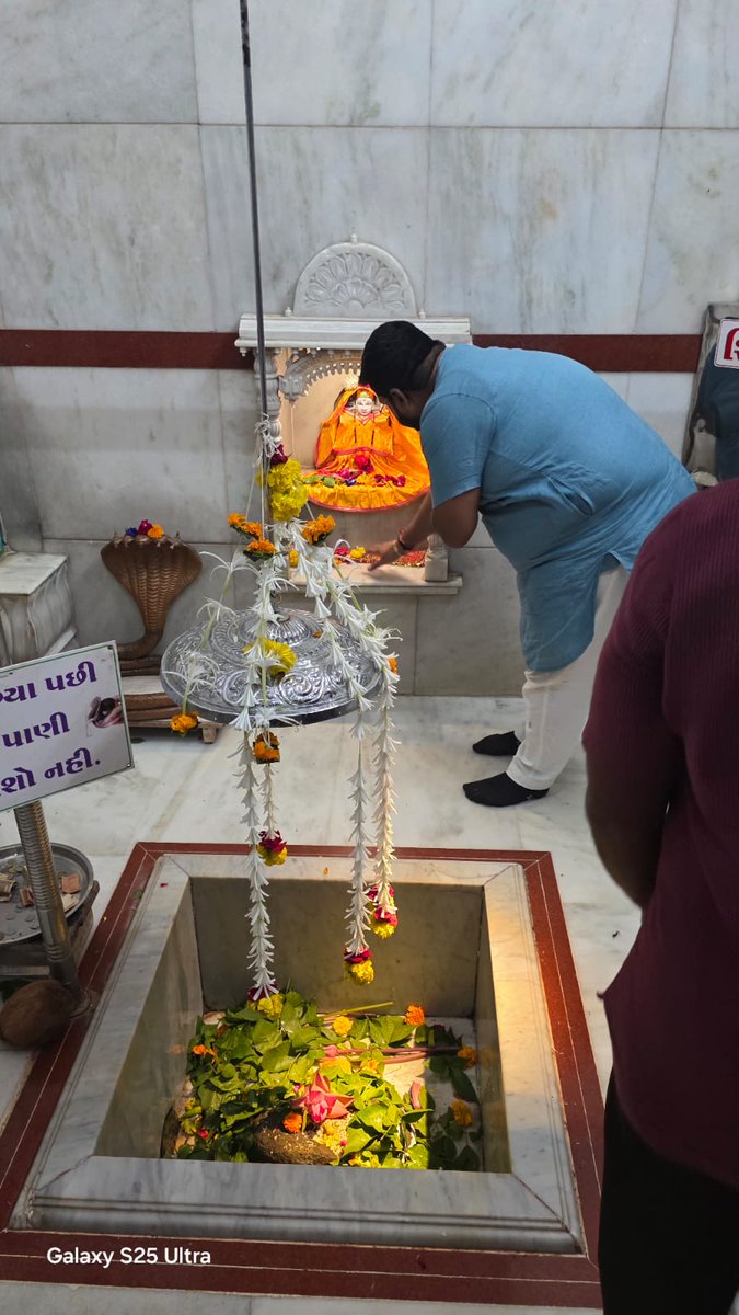drsanampatel's tweet photo. પવિત્ર શ્રાવણ માસનાં પ્રથમ સોમવારે જેમનું સ્મરણ કરવા માત્રથી જીવન ઉર્જાથી પરિપૂર્ણ થાય ��ે એવા મજીગામ સ્થિત શ્રી મલ્લિકાર્જુન મહાદેવનાં દર્શન કરીને સૌના કલ્યાણ માટેની કામના કરી 🙏 https://t.co/Dcx3Kbazx6