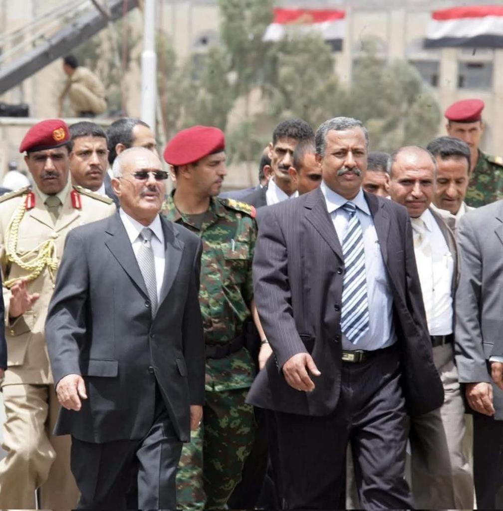 يوم اشتدالضرب والحوثي طغى
وقف الزعيم وقال مانرضى الهوان
ما خان شعبه ولا باع الوفا
صاح أنا الثورة و واجه الطغيان
جنبه الزوكا سيف ما قد انحنى
ماتوا رجال العز ما ماتوا جبان
جسدوا معنى الرجوله والوفا
والتاريخ يشهد لهم بكل الزمان
وانا اقول اقسم برب السما
نمشي على درب الوفا عبر الأزمان