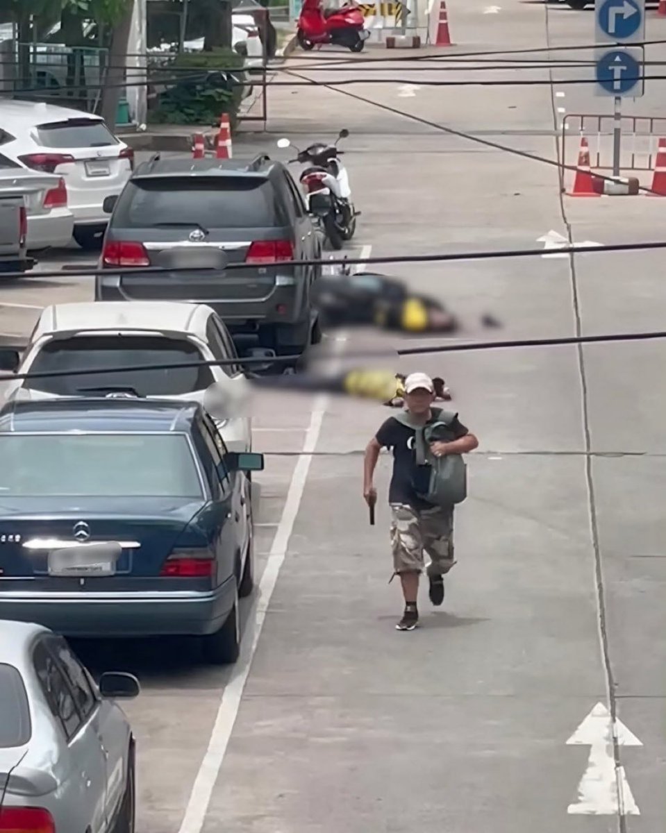 Ian_Collins_03's tweet image. 🇹🇭 Six dead, including the suspect, after a shooting at #ortorkor market in #Bangkok’s #Chatuchak district, #Thailand. The suspect shot five people before taking his own life.

The dead include four security guards, one market vendor, and the assailant who shot himself. Three…