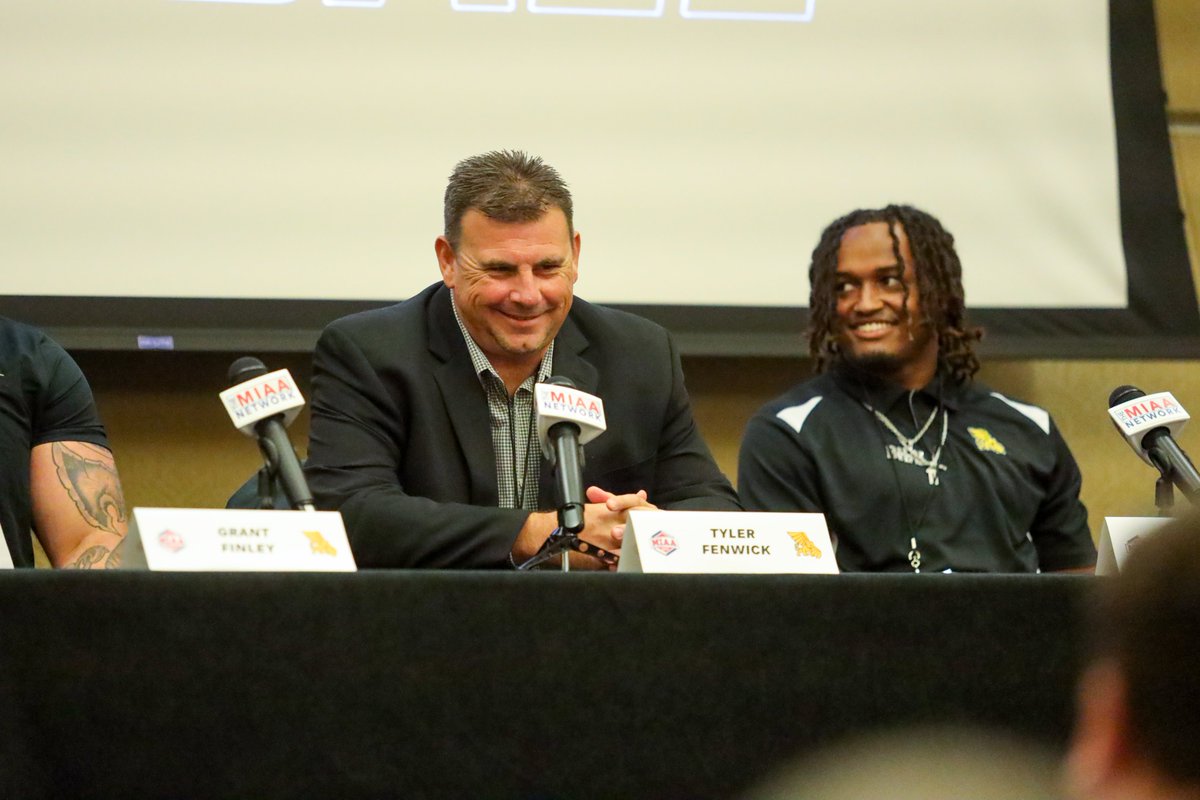 TheMIAA's tweet image. 🏈📸

All smiles in Emporia. MIAA football is back!