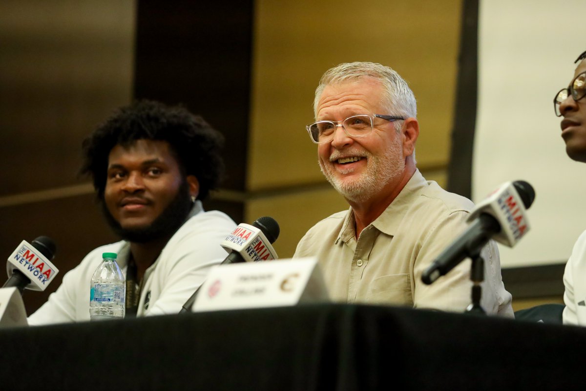 TheMIAA's tweet image. 🏈📸

All smiles in Emporia. MIAA football is back!
