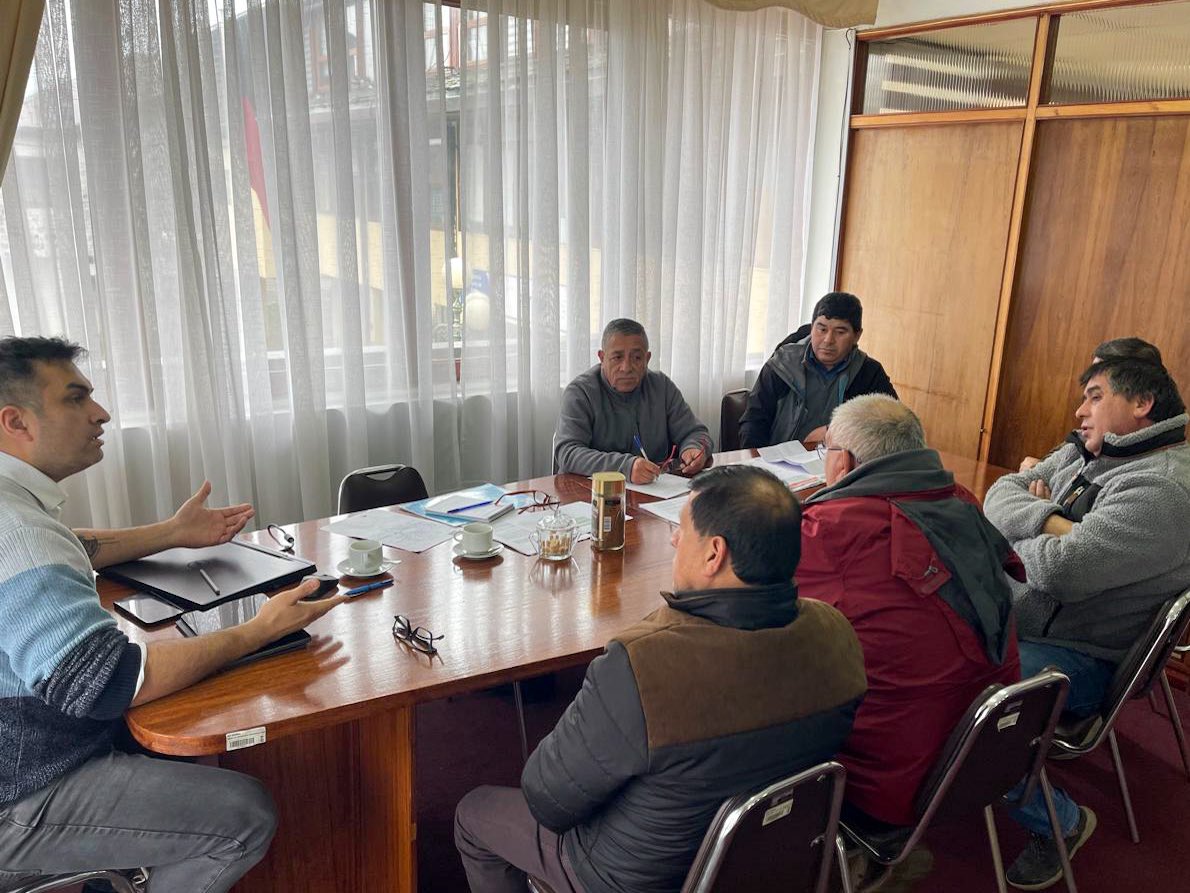 🚌 Diálogo con gremio del transporte público

El seremi Pablo Joost se reunió con dirigentes de la Asociación de Buses de Achao en la Delegación Provincial de Chiloé para abordar inquietudes y avanzar en mejoras al transporte público en la provincia.