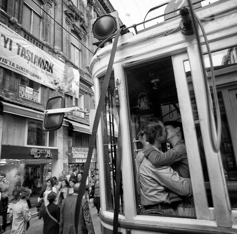 Beyoğlu’ndan geçen tramvay, iç ısıtan bir öpücük ve fotoğrafçı Timurtaş Onan’ın objektifinden 2010 yılına ait ancak zamansız bir aşk hikayesi️📷 #TürkiyedenSanatçılar