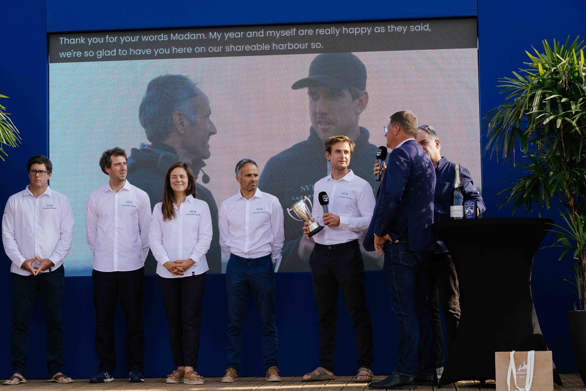 VilleCherbourg's tweet image. 🏁 1re remise des prix de la #RolexFastnetRace à #CherbourgEnCotentin avec la @CLASSEULTIM 
1⃣ @ArriveBenoit a remis le trophée à @SVRLazartigue, arrivé en 1j 17h 18m 4s.
2⃣ @VoileBanquePop 
3⃣ @team_actual_
4⃣ @Sodebo_Voile 
👏 Bravo
📍 Toutes les infos rolexfastnetrace.com/fr