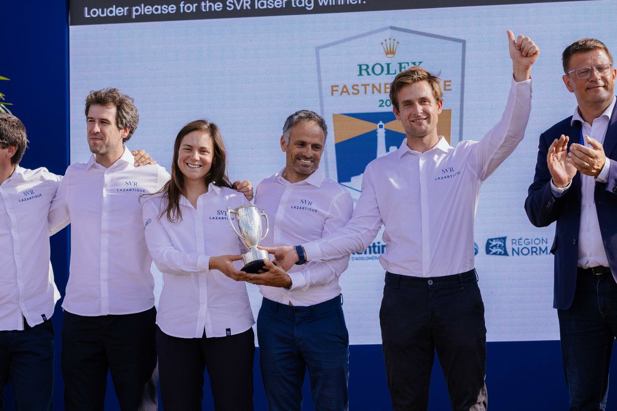 VilleCherbourg's tweet image. 🏁 1re remise des prix de la #RolexFastnetRace à #CherbourgEnCotentin avec la @CLASSEULTIM 
1⃣ @ArriveBenoit a remis le trophée à @SVRLazartigue, arrivé en 1j 17h 18m 4s.
2⃣ @VoileBanquePop 
3⃣ @team_actual_
4⃣ @Sodebo_Voile 
👏 Bravo
📍 Toutes les infos rolexfastnetrace.com/fr