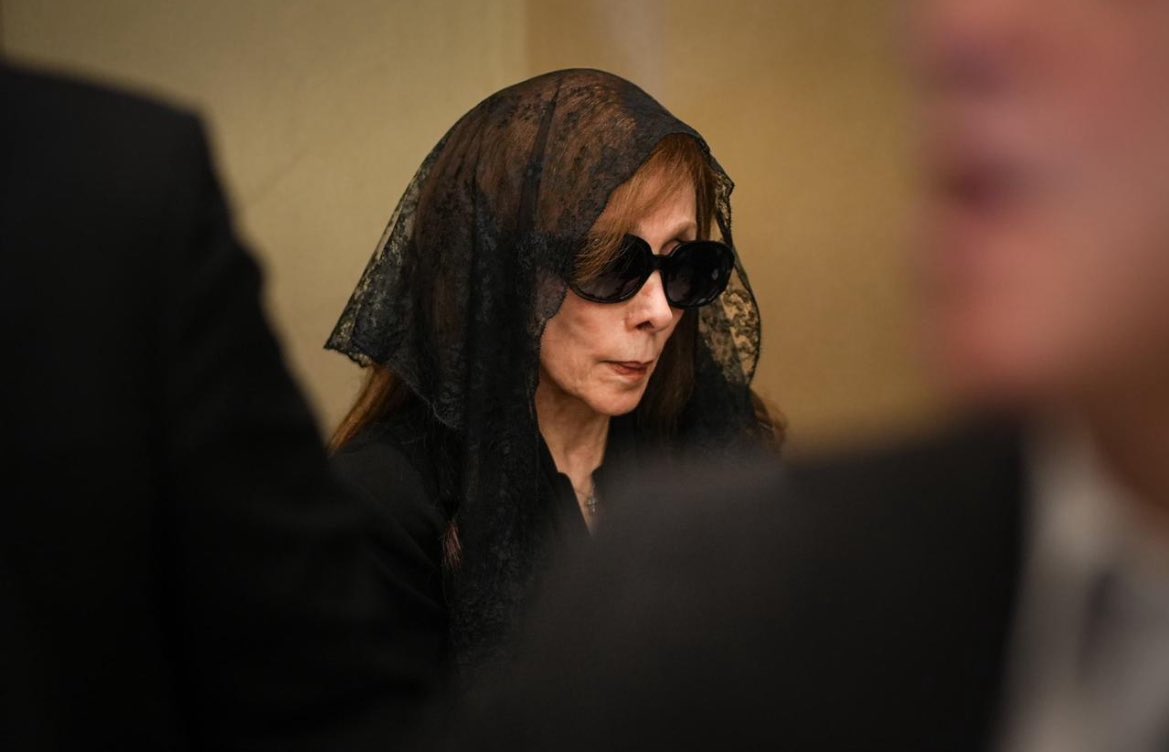 dioniclamb's tweet image. this woman has looked exactly the same since I was a kid &amp;amp; seeing her grieve like this is heartbreaking and unfamiliar

Fairuz;
you are the mother of Lebanon, and the soul of the Arab world. My heart &amp;amp; energy belong to you today 💔

No parent should EVER have to bury their child.
