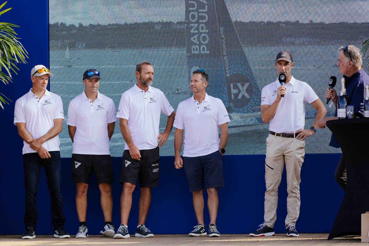 VilleCherbourg's tweet image. 🏁 1re remise des prix de la #RolexFastnetRace à #CherbourgEnCotentin avec la @CLASSEULTIM 
1⃣ @ArriveBenoit a remis le trophée à @SVRLazartigue, arrivé en 1j 17h 18m 4s.
2⃣ @VoileBanquePop 
3⃣ @team_actual_
4⃣ @Sodebo_Voile 
👏 Bravo
📍 Toutes les infos rolexfastnetrace.com/fr