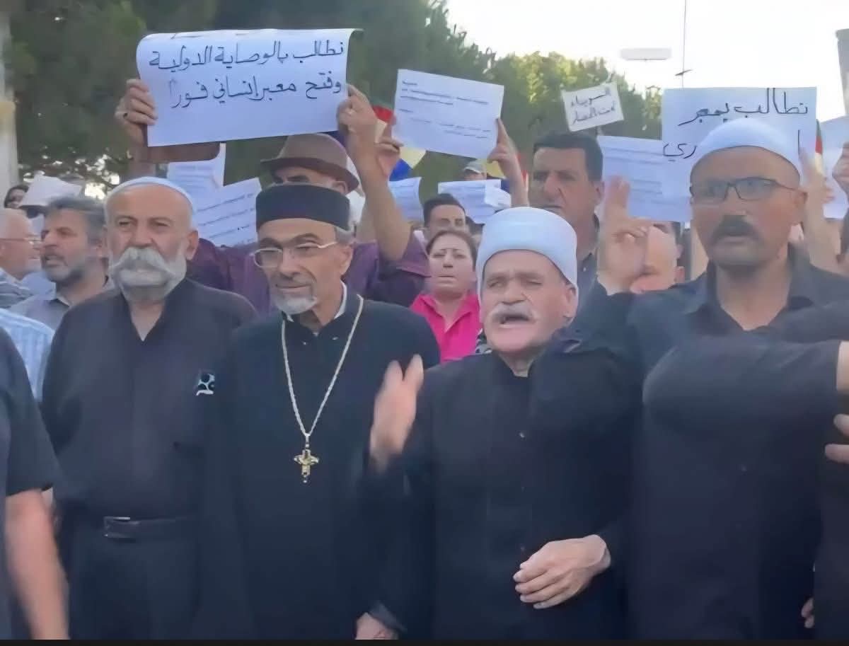 Dinoo4's tweet photo. صحيح السويداء واقفة لحالها بمواجهة ١٣ محافظة و إرهاب الدنيا
بس أهل السويداء واقفين مع بعض❤️
✝️🇸🇨✝️🇸🇨
#BreakTheSiege
#MedicineForSweida
#FoodForSweida
#FuelForSweida
#waterforsweida
#HumanRightsViolations https://t.co/Y5f1S1YsGD