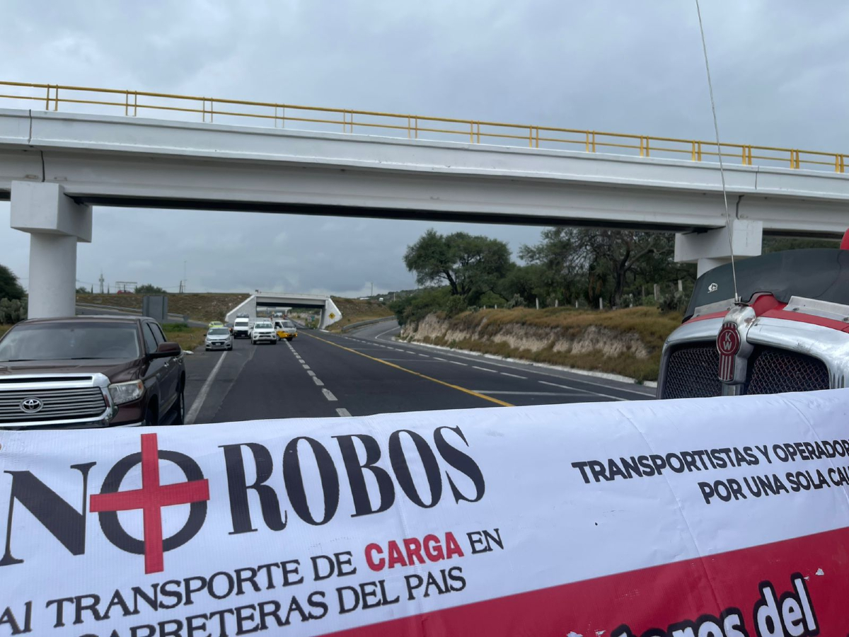 #Atención 🔴|| Bloqueo de transportistas en Puebla y Tlaxcala alcanza Oaxaca con el cierre total de la autopista  Cuacnopalan-Oaxaca, en la región de Tehuacán. Los trabajadores del volante  piden a las autoridades federales y estatales mayor seguridad.
📳 Redes