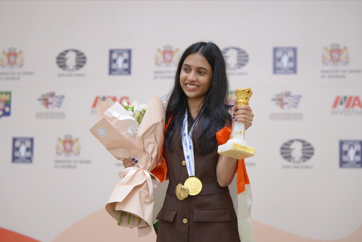 nikchess's tweet image. बधाई हो दिव्या !! हर देशवासी को आप पर गर्व है ! 🥇🏆🇮🇳 @DivyaDeshmukh05 😍 📸 @FIDE_chess