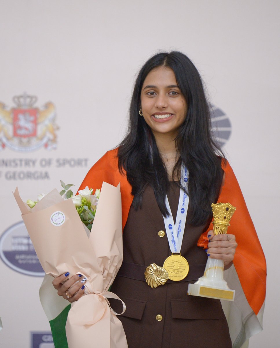 nikchess's tweet image. बधाई हो दिव्या !! हर देशवासी को आप पर गर्व है ! 🥇🏆🇮🇳 @DivyaDeshmukh05 😍 📸 @FIDE_chess