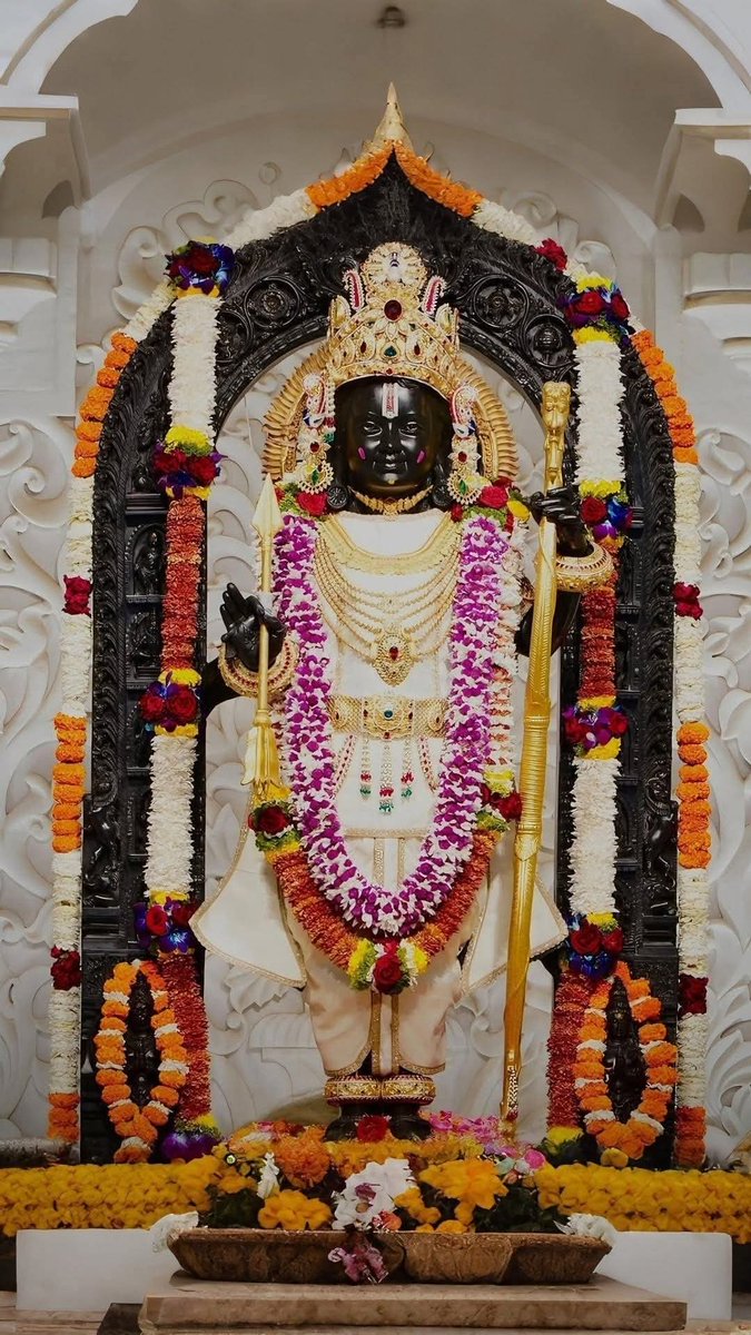 Nishapati1981's tweet image. कबीर सब जग निर्धना , धनवंता नाहि कोय 
धनवंता सोई जानिए, राम नाम धन होय 

अर्थात बिना राम नाम धन के यह सारी दुनिया निर्धन है लेकिन जिसके पास राम नाम धन है वस्तुतः बस वही अमीर है उसी को धनवान मानना चाहिए...

जय सियाराम 🙏