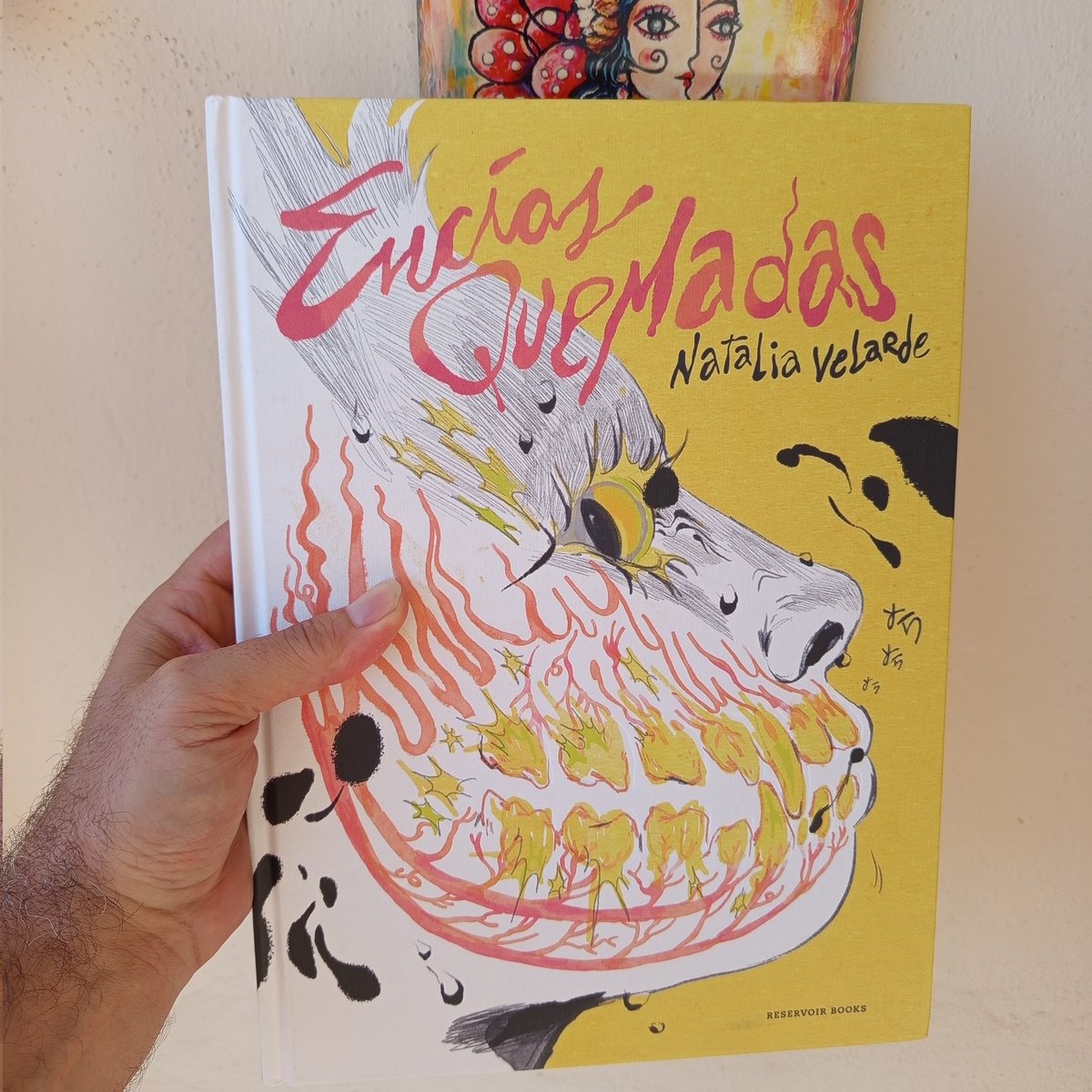 Fernando Rojas 🕷🕸🤟 (@nandoman1905) on Twitter photo Brutal Encias Quemadas de <a href="/Nix98ConBotas/">Natalia Velarde</a> publicado por <a href="/ReservoirBooks/">Reservoir Books</a> Gráficamente es apabullante, la historia te exige, pero si llegas hasta el final todo tiene sentido. No me cabe duda que de los mejores cómics del año.
Próximamente en <a href="/PodcastTDT/">TDT Podcast</a>
#TDTPodcast #EnciasQuemadas Brutal Encias Quemadas de <a href="/Nix98ConBotas/">Natalia Velarde</a> publicado por <a href="/ReservoirBooks/">Reservoir Books</a> Gráficamente es apabullante, la historia te exige, pero si llegas hasta el final todo tiene sentido. No me cabe duda que de los mejores cómics del año.
Próximamente en <a href="/PodcastTDT/">TDT Podcast</a>
#TDTPodcast #EnciasQuemadas