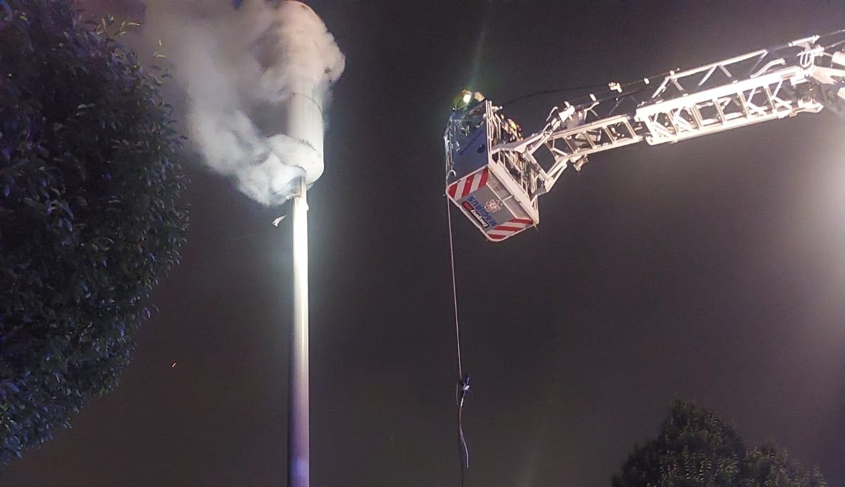 DubFireBrigade's tweet image. Tallaght firefighters were called to a mobile phone mast fire overnight.
The mast was isolated from power and
a turntable ladder from Dun Laoghaire Fire Station also attended the scene. The turntable ladder crew used a high pressure hose reel to extinguish the fire.