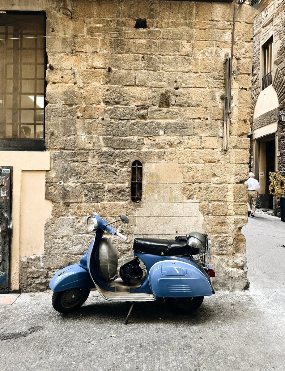 yann08348989's tweet image. I feel like I’m in Italy. That blend of warm olive oil, Vespa exhaust, and sun heated stone. In that moment, vacation stops being a place. It becomes a texture, a scent, a vibration. And everything begins again right there.