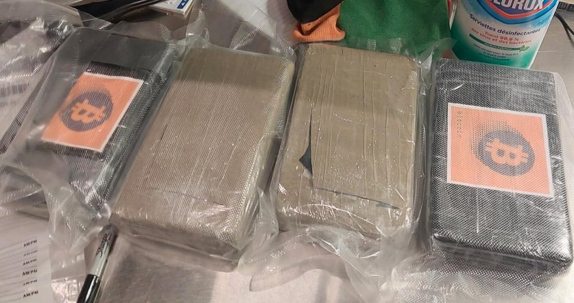 OPP_HSD's tweet image. On Thursday, July 24, 2025, #MississaugaOPP conducted a traffic stop of a motor vehicle on #QEW/ Erin Mills Parkway #Mississauga. As a result of the investigation, a search was conducted locating four kilograms of suspected cocaine. 
A 27-year-old from Niagara Region has been…