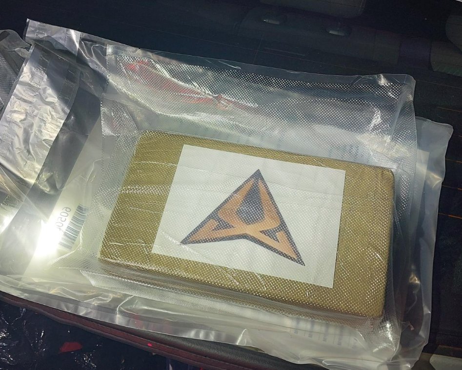 OPP_HSD's tweet image. On Thursday, July 24, 2025, #MississaugaOPP conducted a traffic stop of a motor vehicle on #QEW/ Erin Mills Parkway #Mississauga. As a result of the investigation, a search was conducted locating four kilograms of suspected cocaine. 
A 27-year-old from Niagara Region has been…