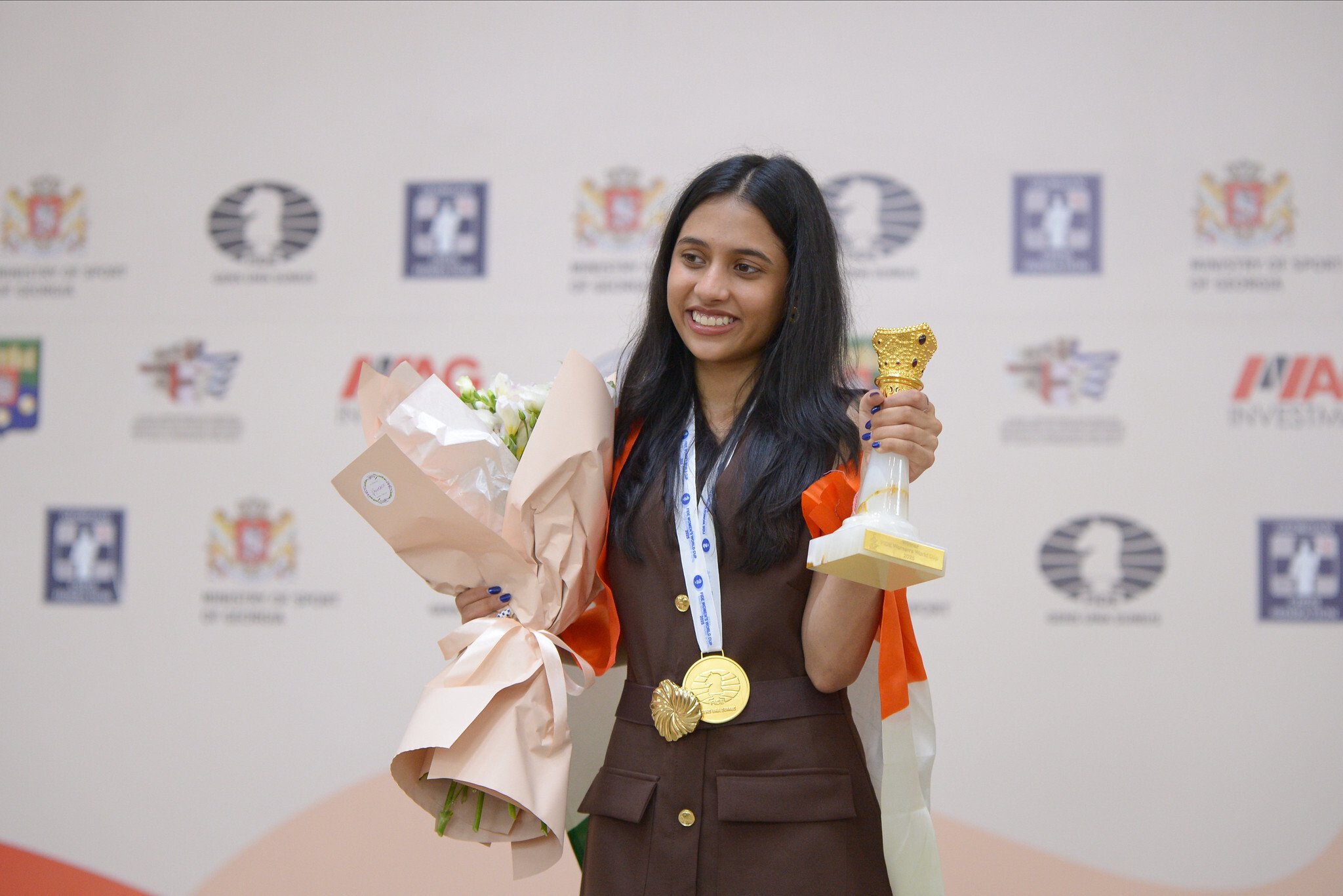 The Bridge on X: "🏆 History in Her Hands 🇮🇳 Divya Deshmukh lifts the  FIDE Women's World Cup trophy, becoming the first Indian woman to ever do  so. Age 19. Grandmaster. Champion.