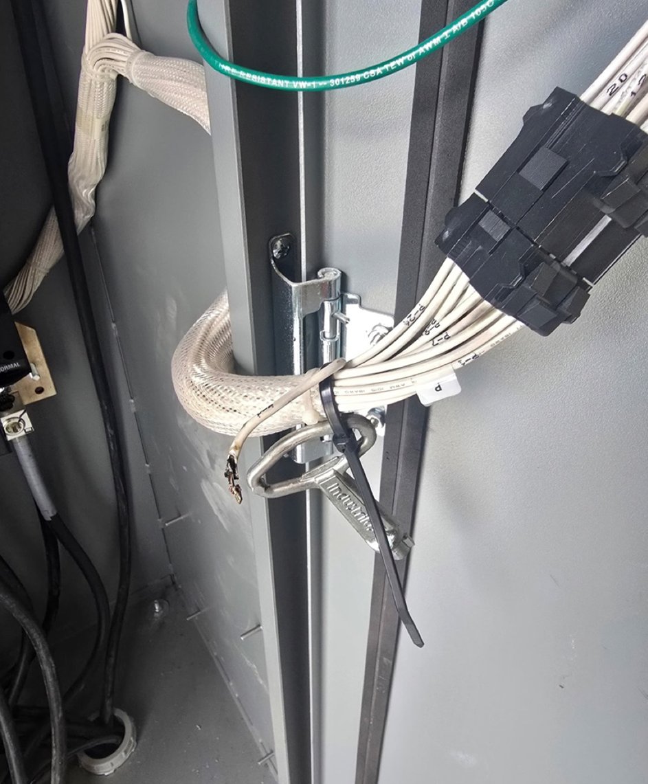 Randy_Shannon's tweet image. Client: That one burnt wire will cause the circuit breaker to trip?
Me: Yes, yes it will.
3 months of continual breaker tripping, multiple calls to the electrician, and building services🙄
FOUND IT !