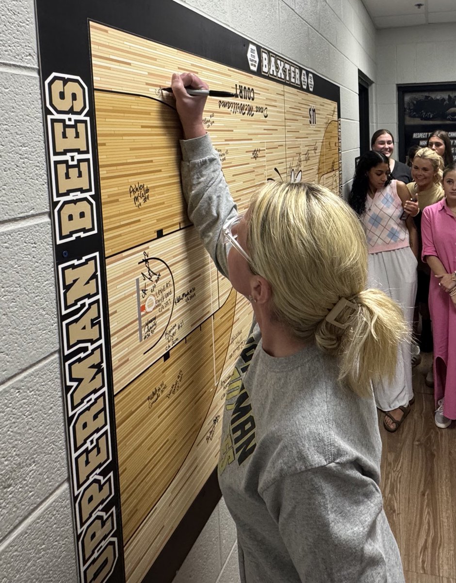uppermanhoops's tweet image. Cynthia Medley (04’) was able to sign the alumni board after one of our games this past season! She was apart of some special teams at UHS including our 2001 State Runner-Up team! We are proud to call her a Lady Bee! 
🐝🏀 #GoldStateOfMind #WeAreUpperman