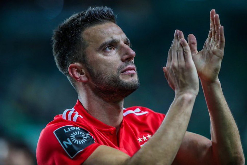 🗣️ Samaris: “O dinheiro não é tudo. Quando já tens uma vida muito boa, a prioridade não é ter mais dinheiro. 

Porque hás de querer mais quando estás num clube onde toda a gente gosta de ti? 

Gosto de jogar no Benfica, não troco isso por nada. Mesmo que seja por mais dinheiro,