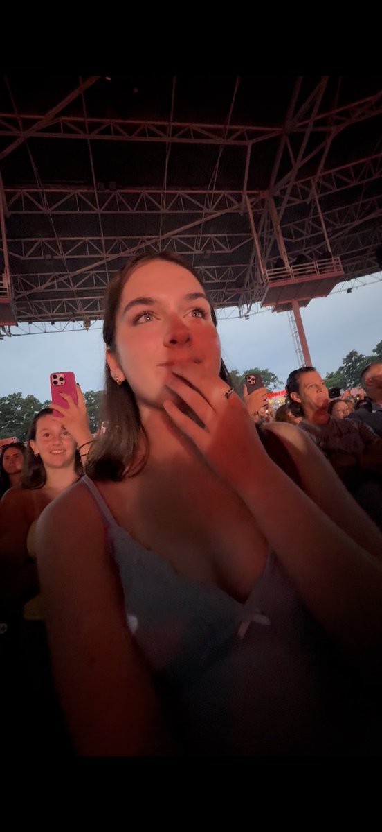 tehemargtehe's tweet image. βwhy do you love gracie so muchβ and then this is how i look at her when sheβs on stage in front of me