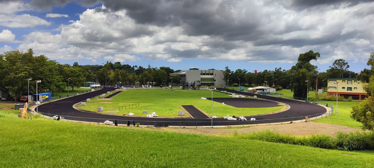 Continúan los trabajos de rehabilitación de la pista de atletismo del Recinto Universitario de Mayagüez.