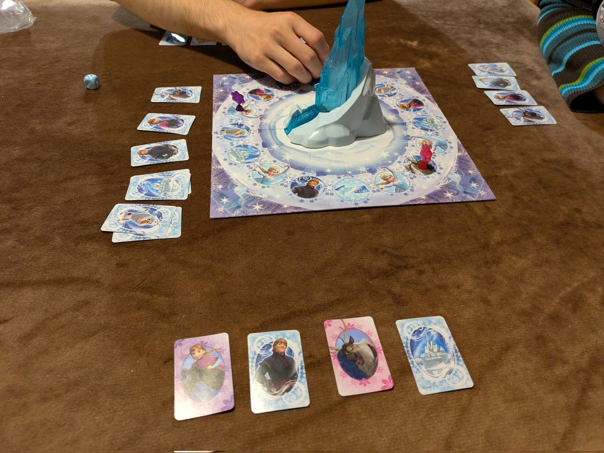 Il est possible qu'on ait joue aussi à Frozen avec une magnifique tour qui brille (en vrai c'est du lancer de dés c'est très chiant très vite) #J2S