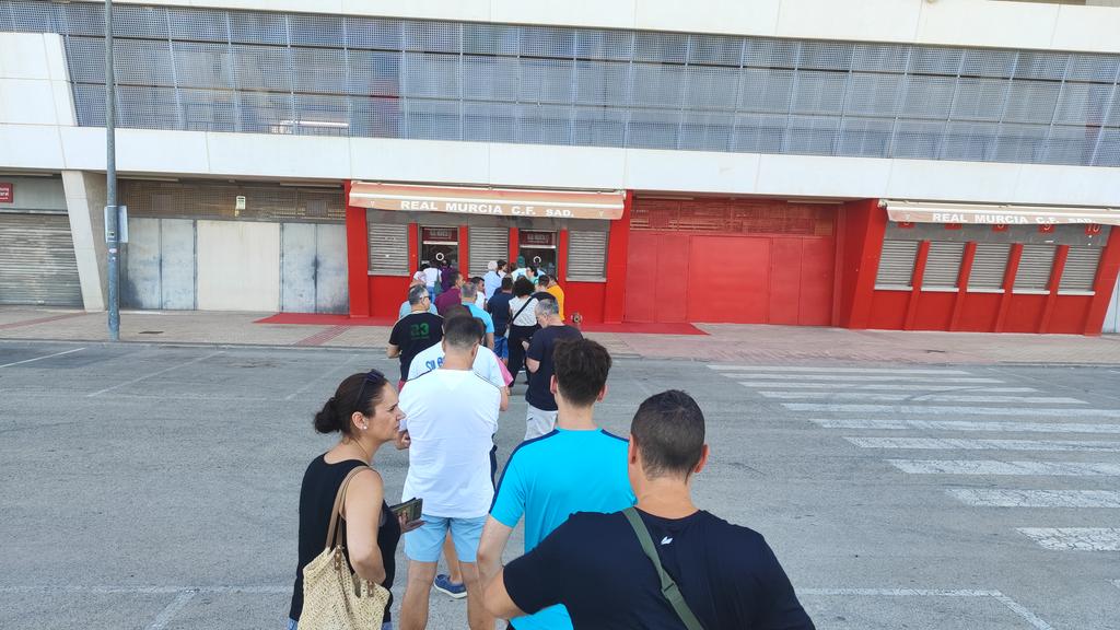 Sergio Conesa (@sergioconesa_) on Twitter photo El trabajo en las taquillas del Enrique para abonarse al <a href="/realmurciacfsad/">Real Murcia CF</a> no da un respiro El trabajo en las taquillas del Enrique para abonarse al <a href="/realmurciacfsad/">Real Murcia CF</a> no da un respiro