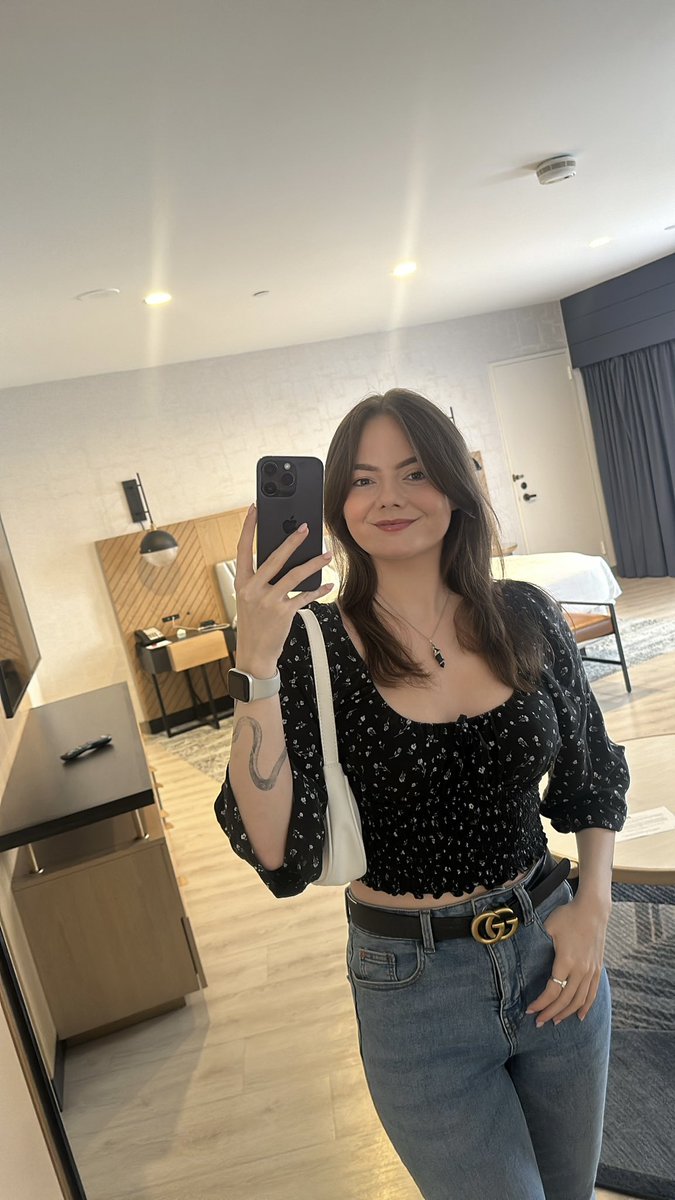 C9EmZ's tweet image. Made it to LA, my room is so spacious 🙏🏻🇺🇸