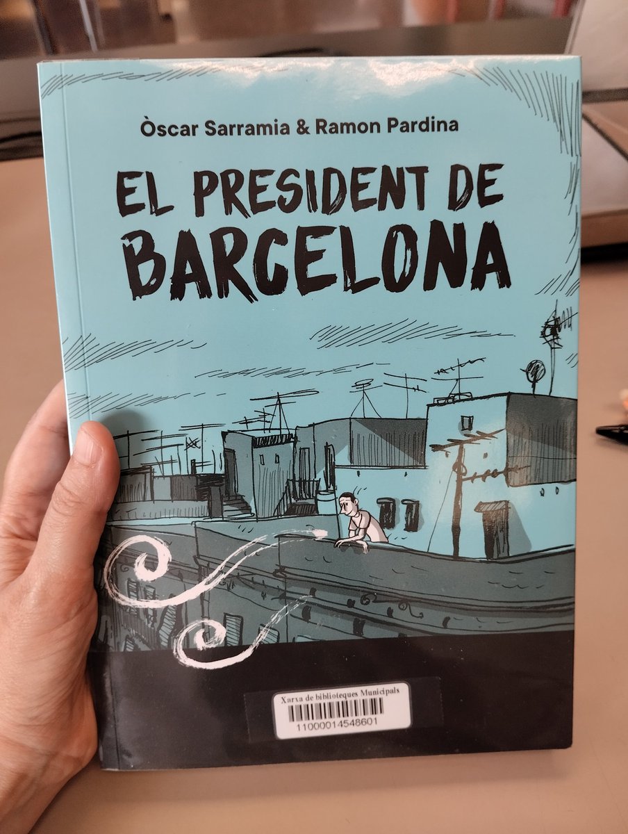 eliramirez82's tweet photo. El barri del Raval és un món sencer, i ser president d'una comunitat de veïns allà pot implicar coses que ni us podríeu imaginar. (o sí!)
Amb respecte -però sense endolcir massa- els autors fan bon retrat del barri, de la seva diversitat i totes les seves contradiccions ❤️‍🩹 https://t.co/hJWnAlnugr