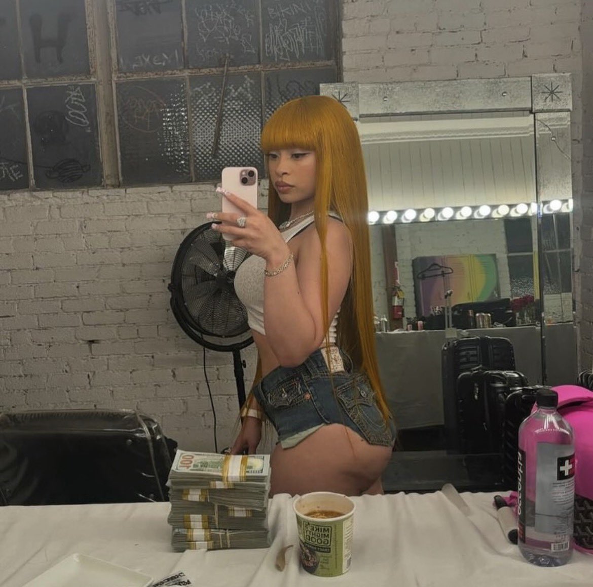 amarispicee's tweet image. this mirror picture
